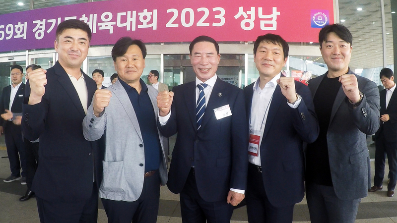 이원성 경기도체육회장과 경기도체육회 경기력향상위원회 문창호 위원장과 위원들이 11일 '제69회 경기도체육대회 2023 성남' 개회식 리셉션장 앞에서 기념촬영을 하고 있다. 