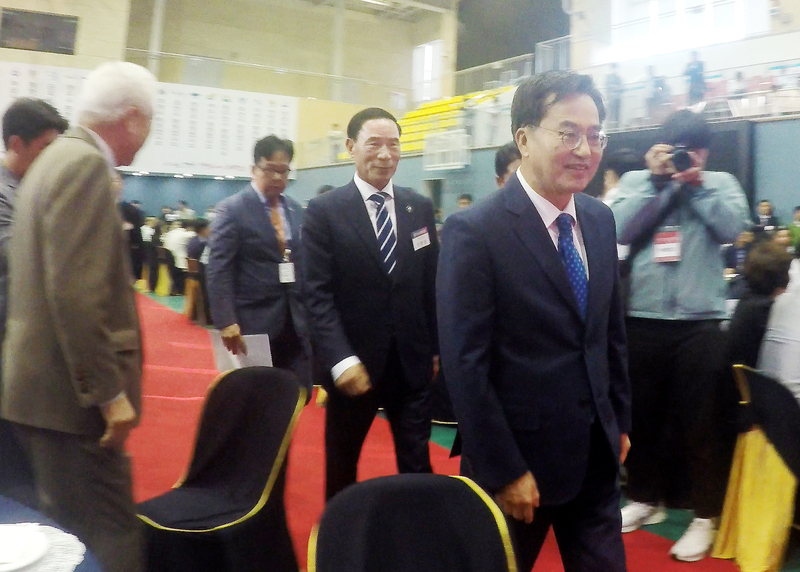11일 오후 '제69회 경기도체육대회 2023 성남' 개회식 리셉션장으로 김동연 경기도지사와 이원성 경기도체육회장이 나란히 들어오고 있다.