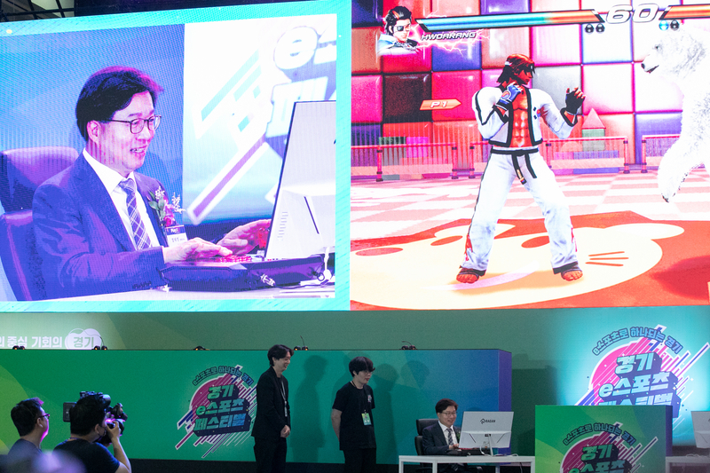 11일 오전 킨텍스 제2전시장에서 염태영 경제부지사가 게임시연을 하고 있다.