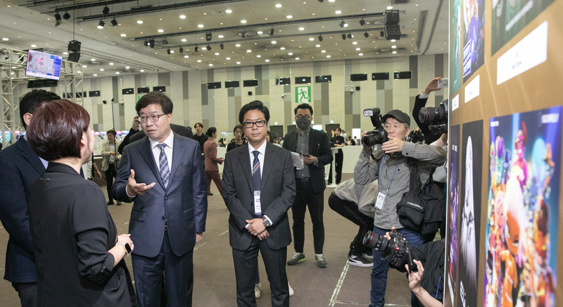 11일 오전 킨텍스 제2전시장에서 염태영 경제부지사가 게임 부스 관련자와 환담을 나누고 있다.