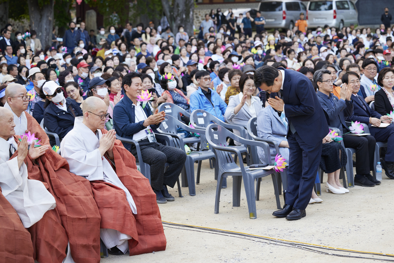 19일 오후 용주사에서 김동연 경기도지사, 정우영 경기도지사 배우자, 성효 스님 등이 참석한 가운데 2023 경기도 연등축제가 열리고 있다.