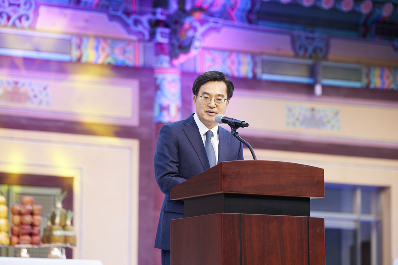 19일 오후 용주사에서 김동연 경기도지사가 2023 경기도 연등축제 축사를 하고 있다.