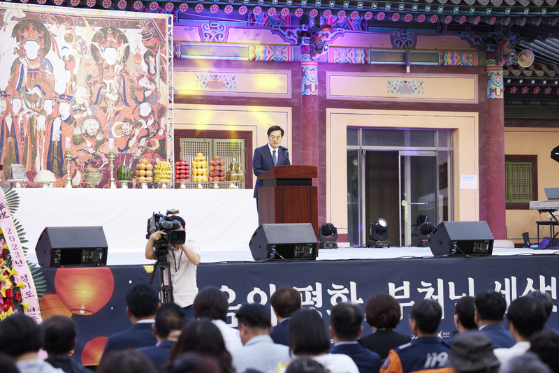 19일 오후 용주사에서 김동연 경기도지사가 2023 경기도 연등축제 축사를 하고 있다.