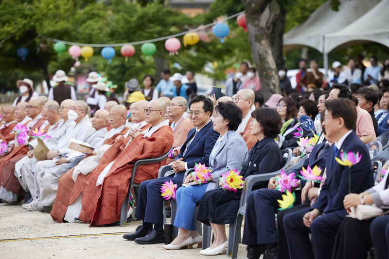 19일 오후 용주사에서 김동연 경기도지사, 정우영 경기도지사 배우자, 성효 스님 등이 참석한 가운데 2023 경기도 연등축제가 열리고 있다.