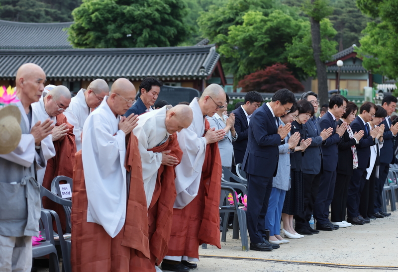 19일 오후 용주사에서 김동연 경기도지사, 정우영 경기도지사 배우자, 성효 스님 등이 참석한 가운데 2023 경기도 연등축제가 열리고 있다.