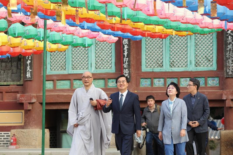 19일 오후 용주사에서 김동연 경기도지사, 정우영 경기도지사 배우자, 성효 스님 등이 참석한 가운데 2023 경기도 연등축제가 열리고 있다.