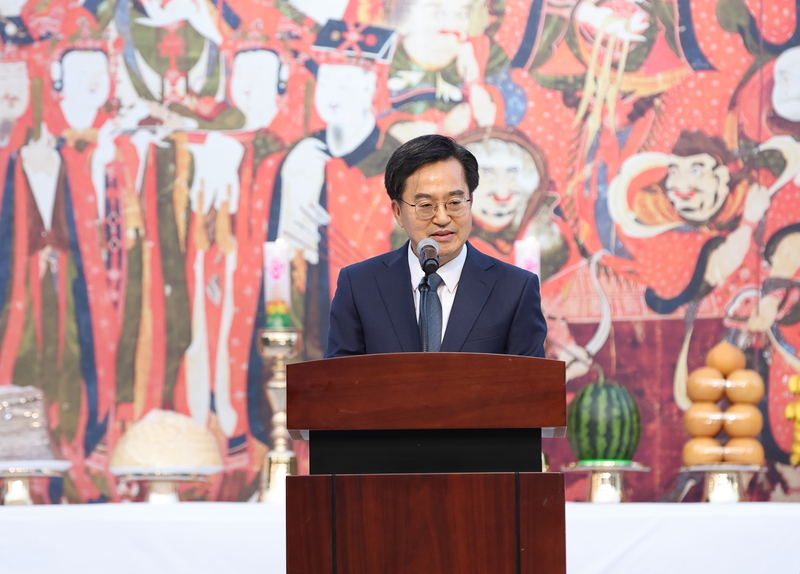 19일 오후 용주사에서 김동연 경기도지사가 2023 경기도 연등축제 축사를 하고 있다.