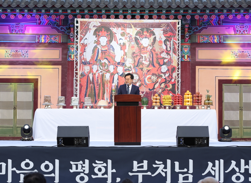 19일 오후 용주사에서 김동연 경기도지사가 2023 경기도 연등축제 축사를 하고 있다.
