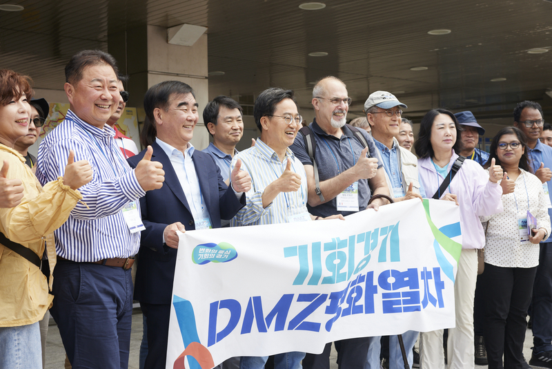 20일 오전 DMZ 평화걷기 행사에 참석하기 위해 문산역을 방문한 김동연 경기도지사가 염종현 경기도의회 의장 및 주한 외국대사 등과 도라산역에 도착해 기념촬영을 하고 있다. /경기도 제공
