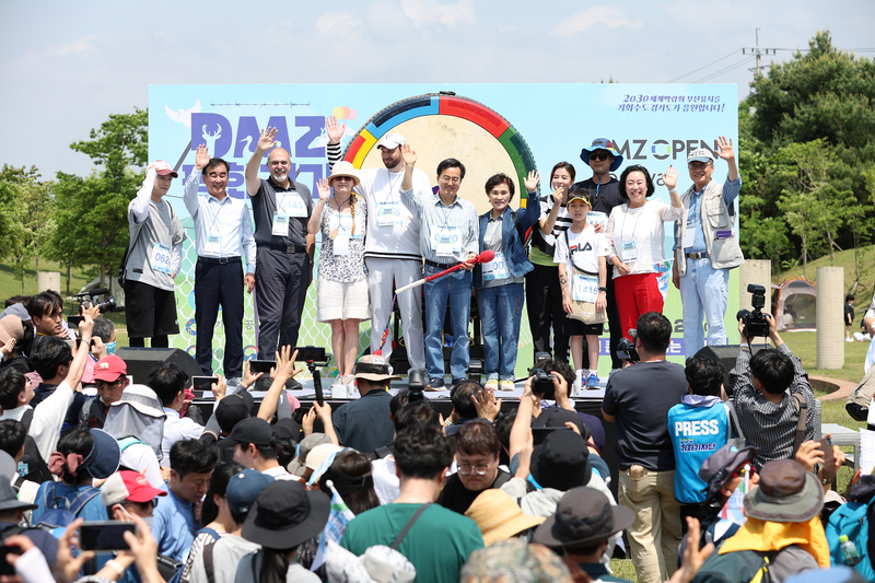 20일 오후 DMZ생태관광지원센터에서 열린 DMZ 평화걷기 행사에서 김동연 경기도지사가 DMZ 평화걷기 시작을 알리는 출발 세레머니(북치기)를 마치고 참석한 내빈들과 기념촬영을 하고 있다. /경기도 제공