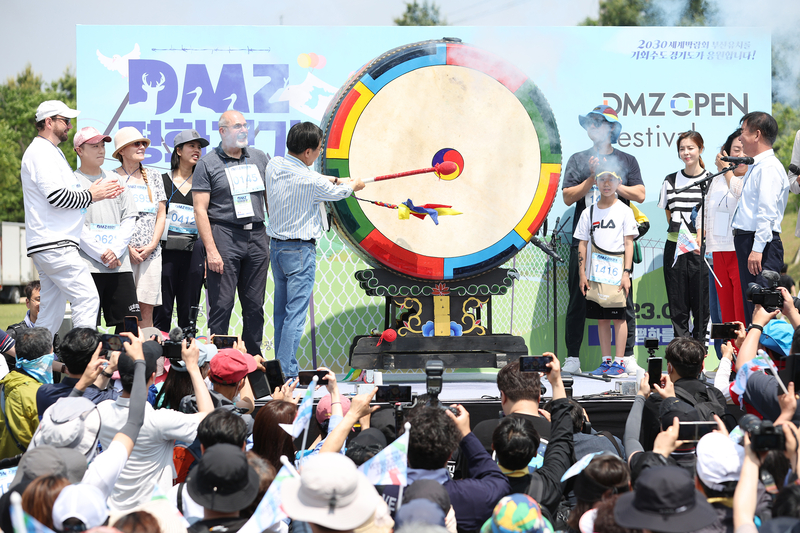 20일 오후 DMZ생태관광지원센터에서 열린 DMZ 평화걷기 행사에서 김동연 경기도지사가 DMZ 평화걷기 시작을 알리는 북을 치고 있다. /경기도 제공