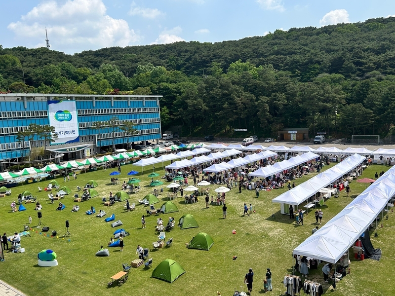 경기기회마켓이 열린 경기도청 팔달 옛 청사 앞마당 행사장에는 텐트, 캠핑의자, 파라솔, 빈백 등을 설치해 가족 단위 방문객들이 쉴 수 있는 공간을 조성하기도 했다. /경기도 제공