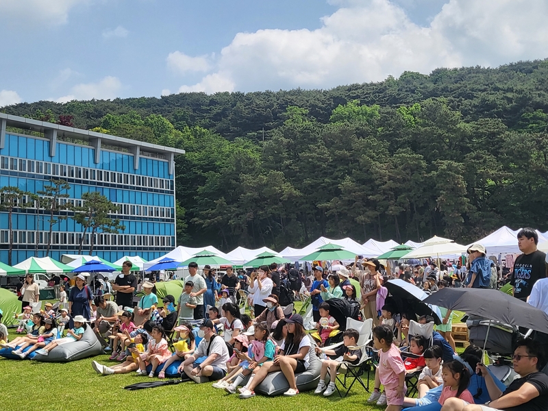 경기도가 20일 도청 팔달 옛 청사에서 중고 육아용품과 농산물 직거래를 중심으로 마련한 경기기회마켓에 참여한 시민들. /경기도 제공