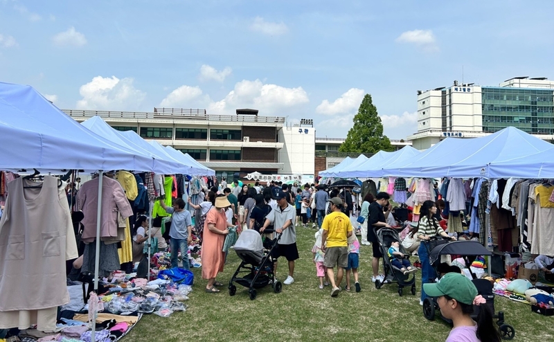 경기기회마켓이 열린 경기도청 팔달 옛 청사 앞마당 행사장은 아침부터 더운 날씨에도 불구하고 질 좋고 저렴한 중고 육아용품을 구매하려는 주부들로 붐볐다. /경기도 제공