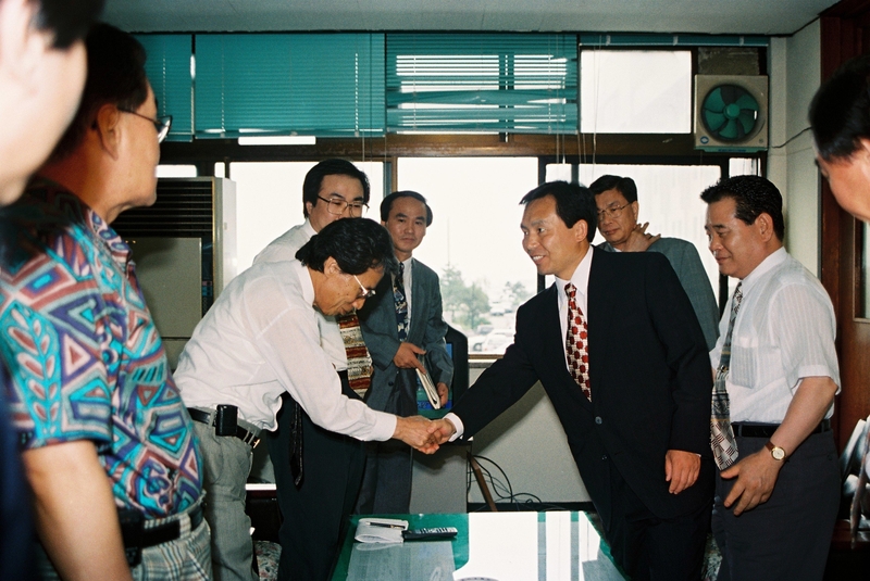 1995년 7월 1일 민선1기(제29대) 경기도지사로 취임한 이인제 경기도지사가 경기도청 기자실을 찾아 경기도청 출입기자들과 악수하며 인사하고 있다. /경기도 제공