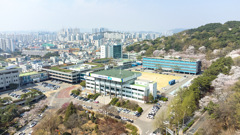 팔달산 자락에 자립 잡아 언제 봐도 전망이 뛰어난 옛 경기도청사 전경. /경기도 제공