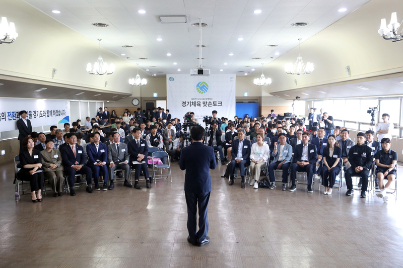 30일 오전 경기도체육회에서 열린 경기체육 활성화 맞손토크에서 김동연 경기도지사가 인사말을 하고 있다. /경기도 제공