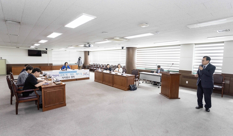안산시의회 의원연구단체 ‘안산시 조례 정비 연구모임’이 31일 의회 대회의실에서 연구용역 착수보고회를 개최하고 있는 모습. /안산시의회 제공