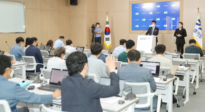 광교에 있는 경기도청사 지하 2층 브리핑룸에서 출입기자들을 상대로 브리핑이 열리고 있다. /경기도 제공