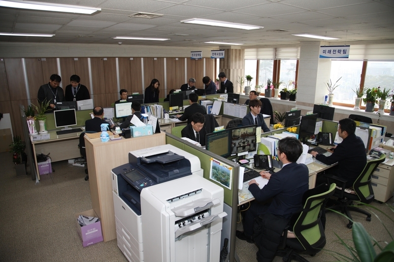 상주시 공무원들이 인구 10만명 붕괴를 슬퍼하며 검정 넥타이를 매고 근무하고 있다. 사진은 2019년 02월 21일자 연합뉴스 기사에 상주시 제공으로 실린 사무실 모습.