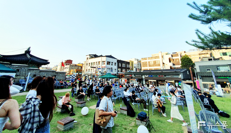 9일 오후 수원시 남문로데오 청소년문화공연장에서 열린 남문로데오시장 문화 페스티벌 ‘SPICKER’ 행사장을 찾은 시민들.