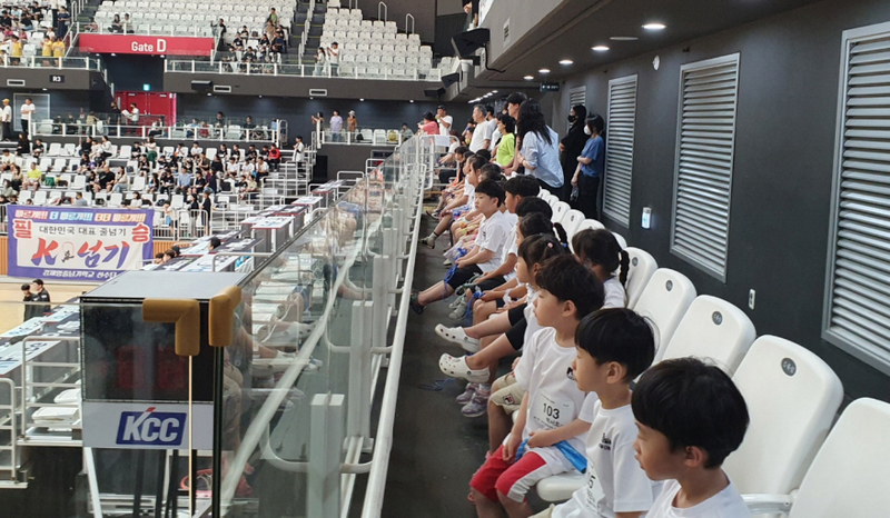 9일 서수원 칠보체육관에서 열린 제17회 경기도줄넘기협회장배 줄넘기대회에서 어린이 참가자들이 시범단 축하공연을 관람하고 있다. 사진=김영준 기자 기자