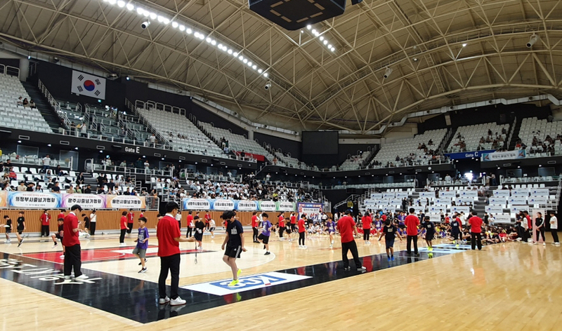 9일 서수원 칠보체육관에서 열린 제17회 경기도줄넘기협회장배 줄넘기대회 참가자들이 번갈아뛰기를 하고 있다. 사진=김영준 기자 기자