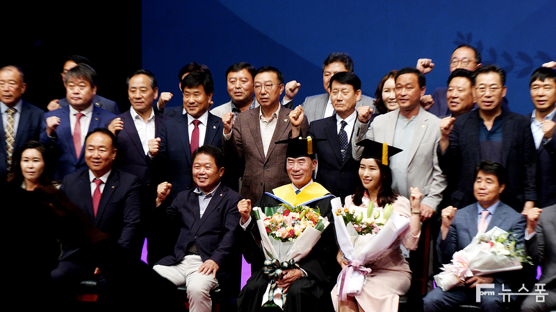 14일 용인대 무도대학 단호홀에서 진행된 ‘용인대학교 개교 70주년 기념식’에서 명예 체육학 박사학위를 받은 이원성 경기도체육회장 부부가 축하를 하기 위해 찾은 내빈들과 기념촬영을 하고 있다.