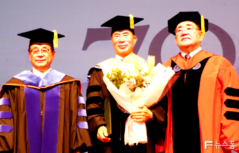 14일 용인대 무도대학 단호홀에서 진행된 ‘용인대학교 개교 70주년 기념식’에서 체육학 박사학위를 받은 이원성 경기도체육회장 한진수 총장(왼쪽), 조용철 대학원장과 함께 기념촬영을 하고 있다.