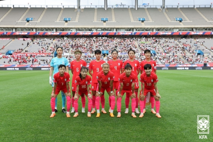 8일 오후 서울월드컵경기장에서 열린 아이티와의 친선 경기에 선발 출장한 여자 축구대표팀 선수단이 기념촬영을 하고 있다.