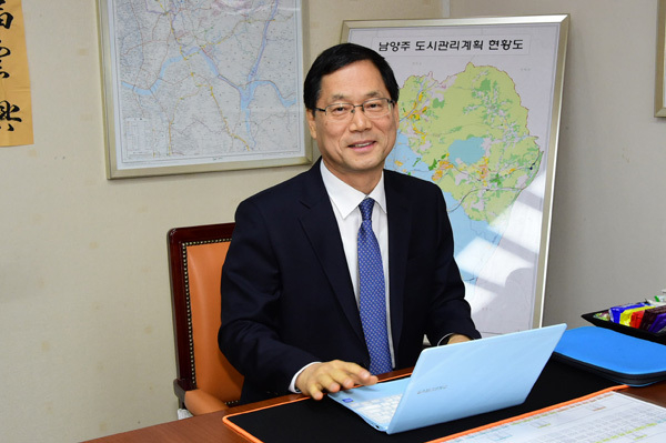 이강석 전 남양주 부시장은 2017년 1월 6일자로 39년 8개월의 공직생활을 마감하고 명예퇴임을 했다. 
