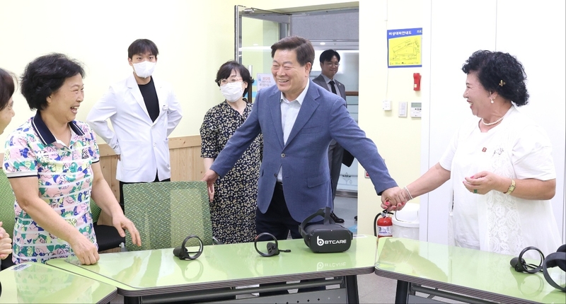 박승원 광명시장이 관내 무더위쉼터를 이용하는 어르신들을 찾아 건강을 살피고 세심한 지원을 약속했다.