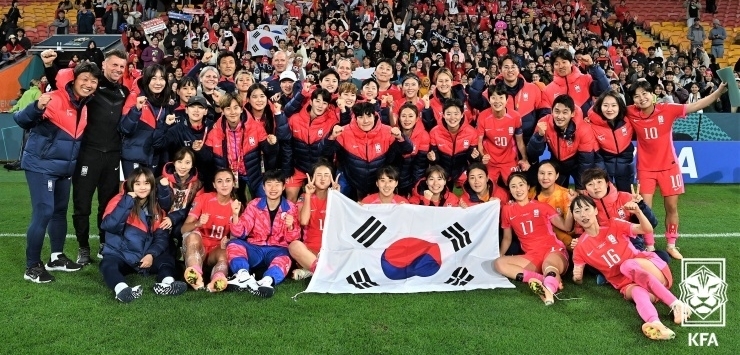 '아쉽지만 다음을 기약하며' 대회를 마친 선수들이 교민, 팬들과 함께 기념 촬영을 했다.