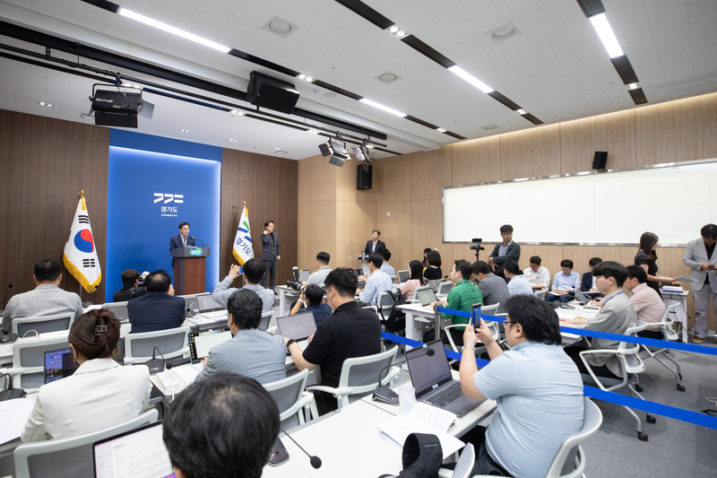 3일 오전 경기도청 브리핑룸에서 김동연 경기도지사가 서울-양평 고속도로 사업 관련 입장발표를 하고 있다.