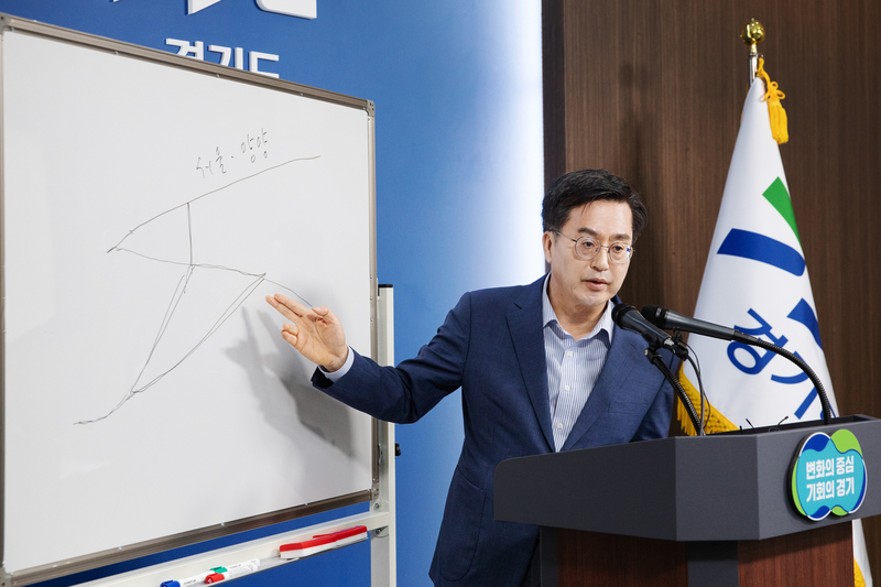 3일 오전 경기도청 브리핑룸에서 김동연 경기도지사가 서울-양평 고속도로 사업 관련 입장발표를 하고 있다.
