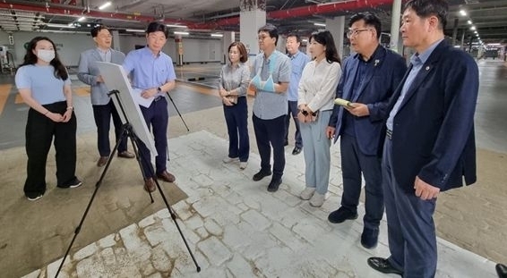 안민석 국회의원(더불어민주당, 경기 오산)은 지난달 국토교통부에서 발표한 이른바 순살 아파트인 철근 누락 LH 아파트에 포함된 오산 세교 2지구 A6 아파트를 오산 시·도의원들과 함께 현장을 방문해 조치사항을 점검했다.