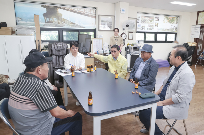연제찬 시흥시 부시장은 3일 오후 거모5통 경로당과 물왕1통 경로당 무더위쉼터에 방문해 현장 상황을 점검했다. 쉼터 환경과 냉방기기 등을 전반적으로 살피고 개선 사항은 없는지 어르신들의 의견을 청취했다.