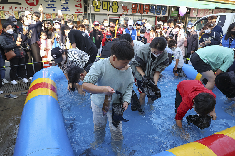 지난해 열린 제10회 월곶포구축제 ‘맨손 활어잡이’