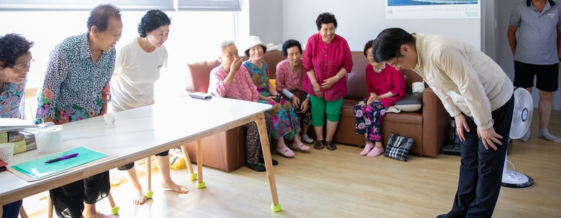 계속되는 폭염으로 온열질환자 발생이 수그러들지 않고 있는 가운데 오병권 경기도 행정1부지사는 5일 화성시청 재난상황실과 건설공사현장, 무더위 쉼터 등을 방문해 주말 폭염 대응 상황을 점검했다.