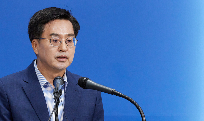 태풍 ‘카눈’의 한반도 북상 등으로 인해 ‘2023 새만금 제25회 세계스카우트잼버리’ 참가 대원들이 새만금 영지를 떠나기로 결정한 가운데, 경기도가 이들에 대해 적극 지원하기로 했다. 사진은 김동연지사가 최근 경기도청 브리핑룸에서 기자회견을 하는 모습.