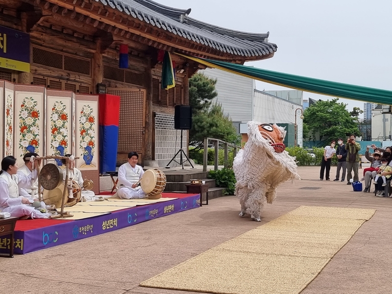 부천한옥체험마을에서 전통문화체험 프로그램이 열리고 있는 모습.