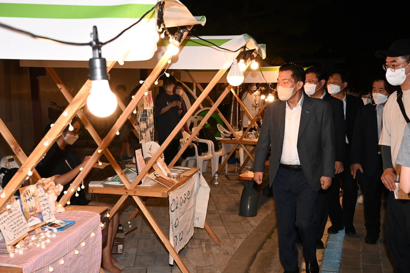 지난해 수원 문화재 야행 행사를 방문한 이재준 수원특례시장이 주민들이 참여한 마켓을 둘러보고 있다.