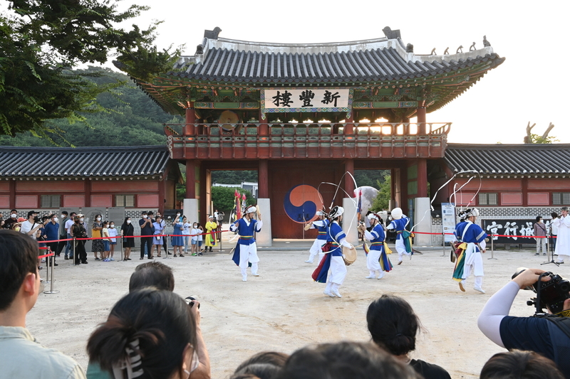 지난해 수원 문화재 야행 기간 중 신풍루 앞에서 풍물 공연이 진행되고 있다.