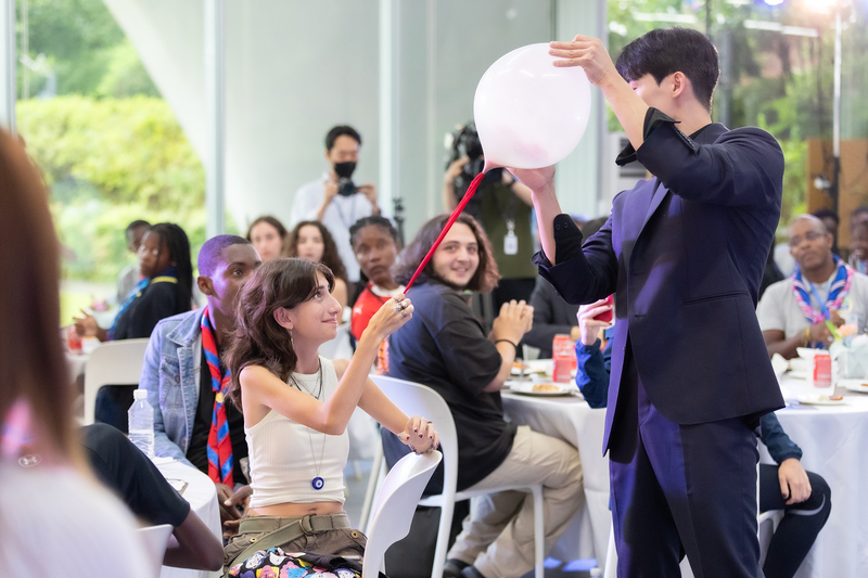 10일 오후 도담소에서 김동연 경기도지사, 세계스카우트잼버리 참가자, 발달장애인, 다문화, 경기아트센터 지원단체 공연팀 등이 참석한 가운데 2023 세계스카우트잼버리 참가자 공연 관람 및 간담회가 열리고 있다. (경기도 제공)