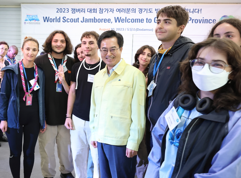 10일 오후 도담소에서 김동연 경기도지사와 세계스카우트잼버리 참가자들이 기념촬영을 하고 있다. (경기도 제공)