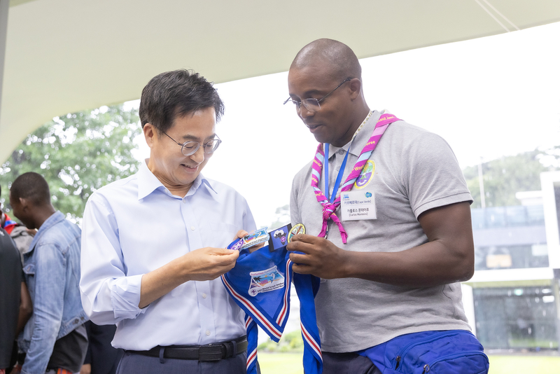 김동연 경기도지사가 2023 세계스카우트 잼버린 항건과 패치를 건네받고 있다. (경기도 제공)