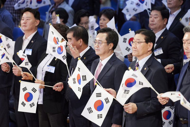 15일 오전 경기도경제과학진흥원에서 열린 제78주년 광복절 기념식에서 김동연 경기도지사가 황덕호 광복회 경기지부장 및 광복회 회원들과 광복절 노래를 제창하고 있다.