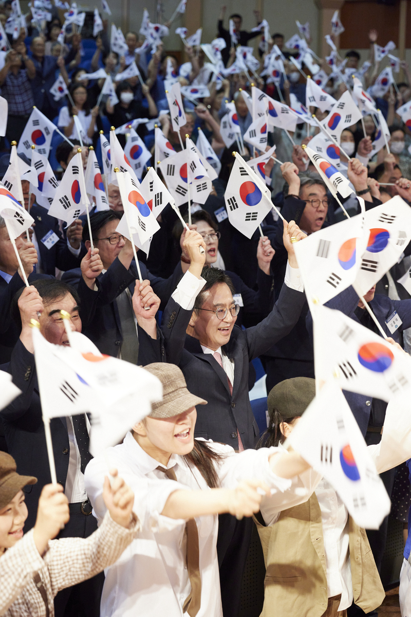 15일 경기도경제과학진흥원에서 열린 제78주년 광복절 기념식에서 김동연 경기도지사가 황덕호 광복회 경기지부장 및 광복회 회원들과 만세삼창을 하고 있다.