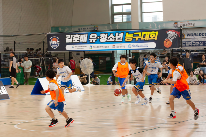 월드컵 스포츠센터(스포츠아일랜드) 2층 다목적체육관에서 열린 2023 김훈배 유·청소년 농구 페스티벌은 농구클럽 ‘동탄SK’, ‘평택김훈’, ‘수원김훈’, ‘프라임’, ‘클라’, ‘에이블’, ‘동탄LG’ 등 100여명의 선수들이 초등부와 중등부로 나눠 경합을 벌였다.