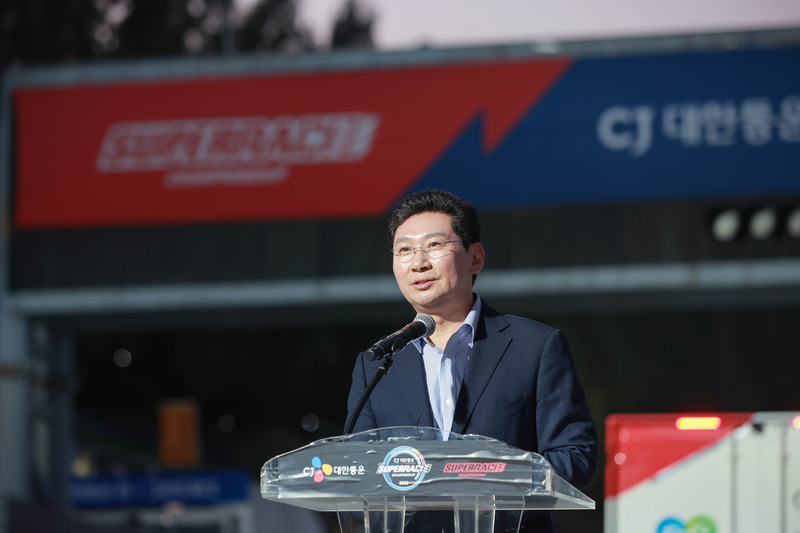 19일 용인특례시 에버랜드 스피드웨이에서 열린 '2023 CJ대한통운 슈퍼레이스 챔피언십'에서 개막사를 하고 있는 이상일 용인특례시장.